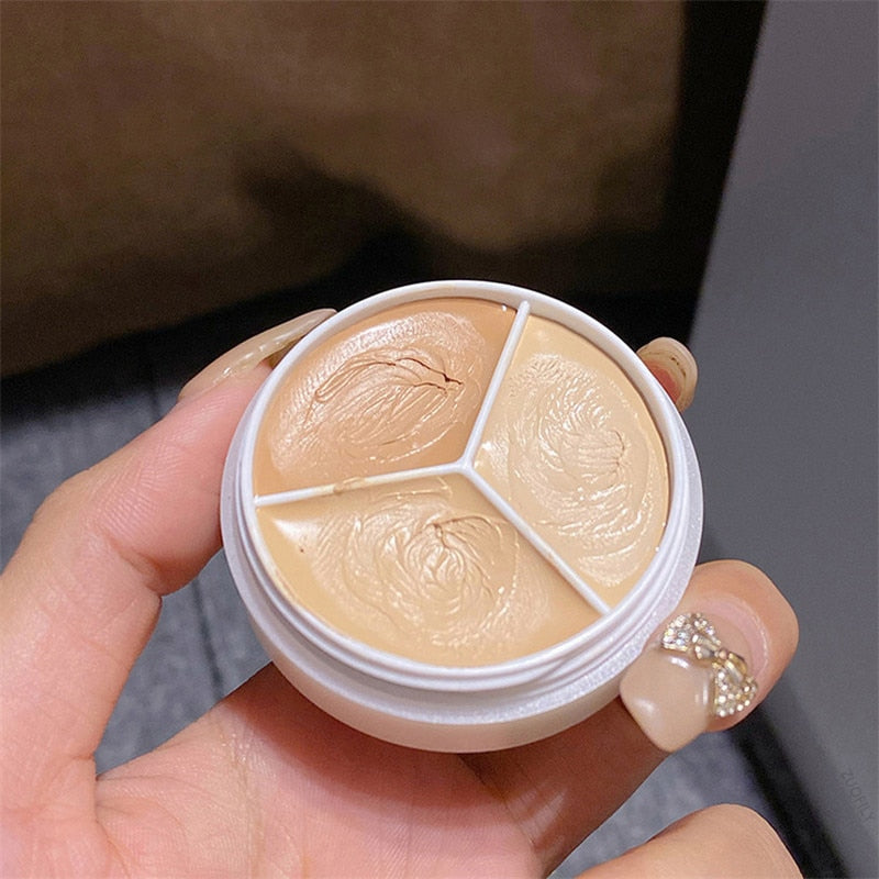 Tri-Color Concealer Of Covers Acne Marks Dark Circles